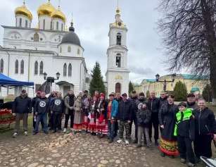Участники общинного события у храма